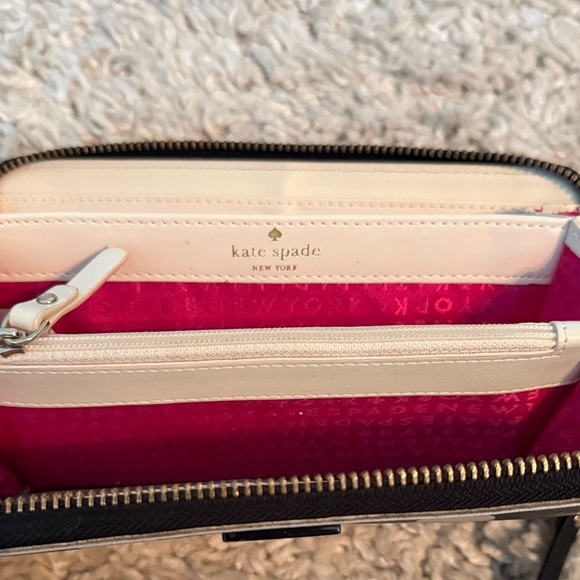 Kate Spade Black Wallet with Apple Print - Picture 7 of 11